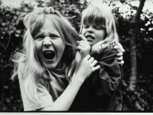 sisters-fighting