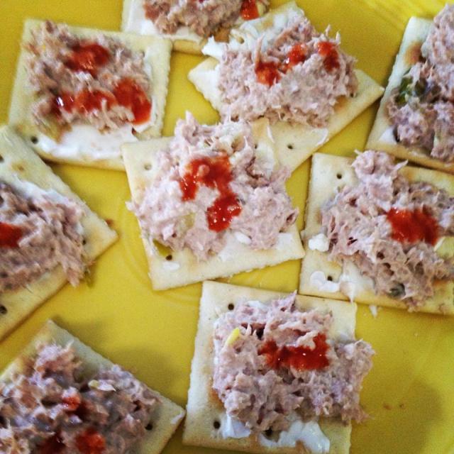 cream cheese, tuna salad & hot sauce on crackers